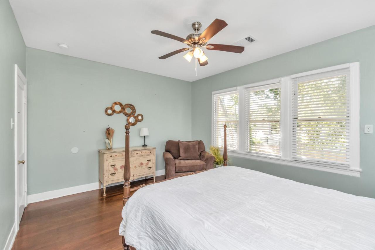2 Kitchens,2 Living Rooms,4 Bedrooms-Close To All! Galveston Exterior photo